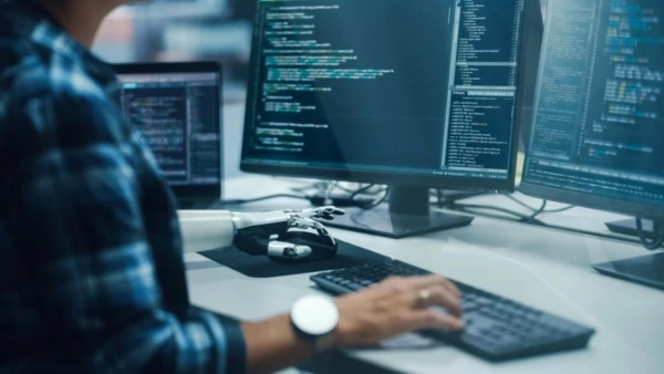 Programmiererin bei der Arbeit